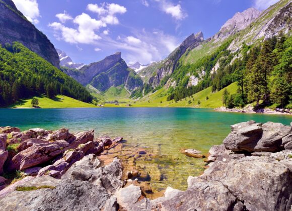 Seealpsee im Alpsteingebirge mit Säntis im Hintergrund